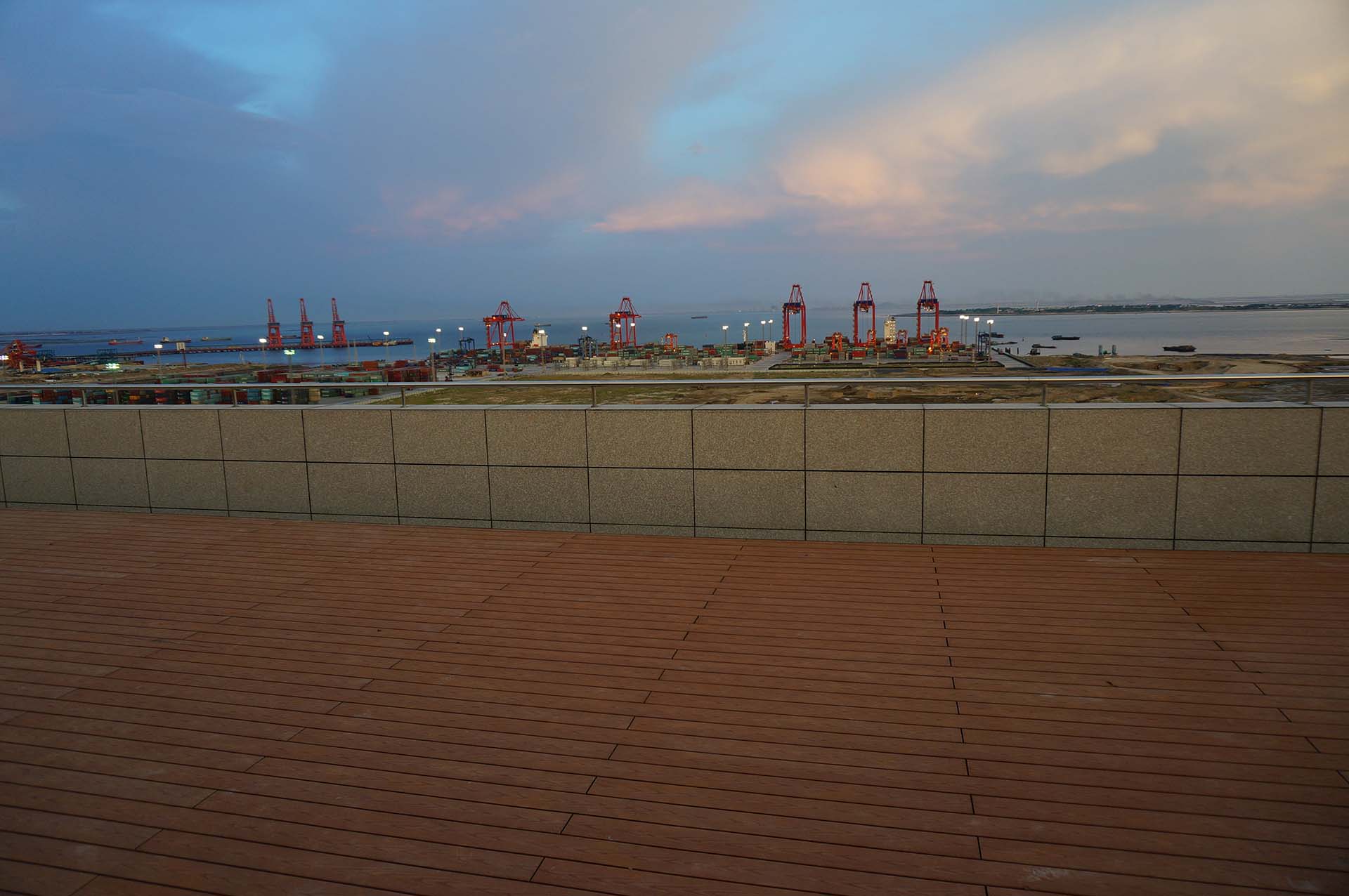 百妥木塑木地板走进港务局