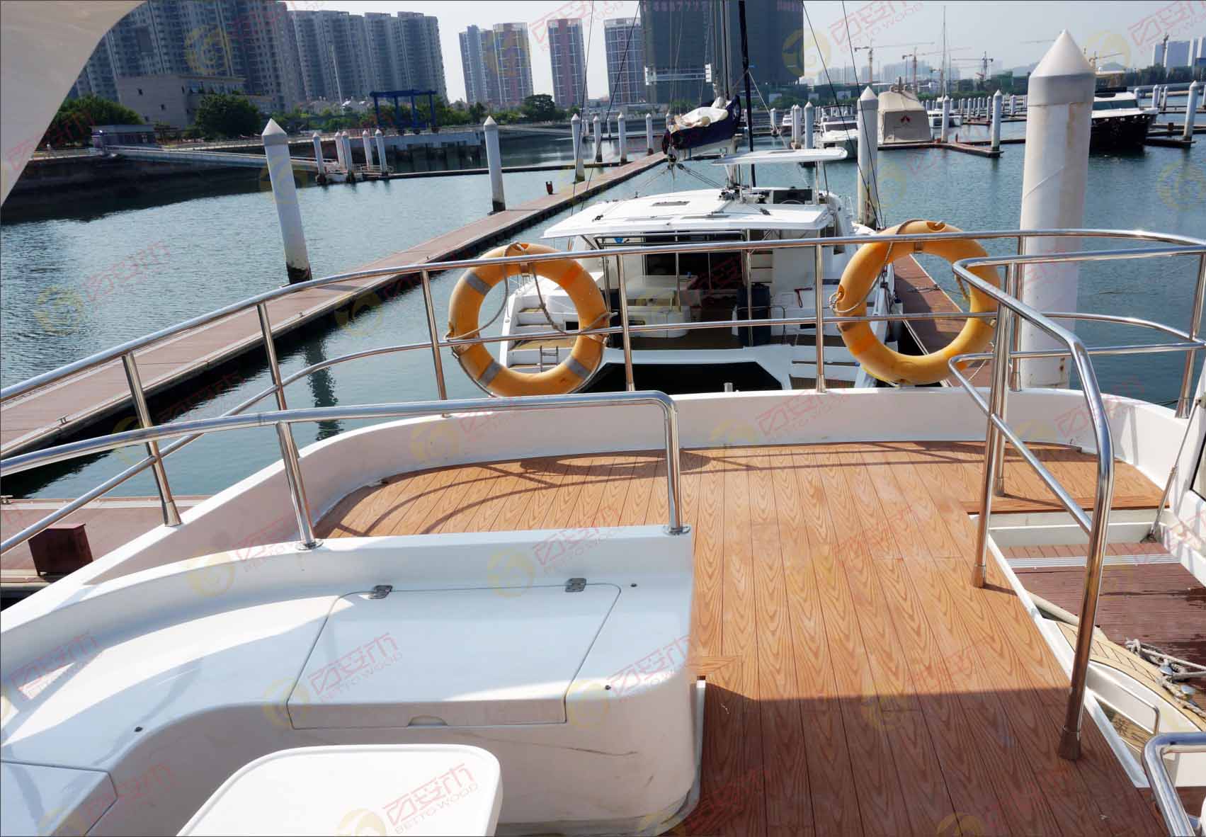 铺在港口码头的塑木地板