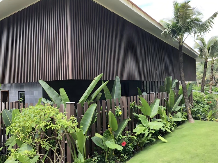 户外墙面选百妥木塑木墙板，耐用省心还显高级