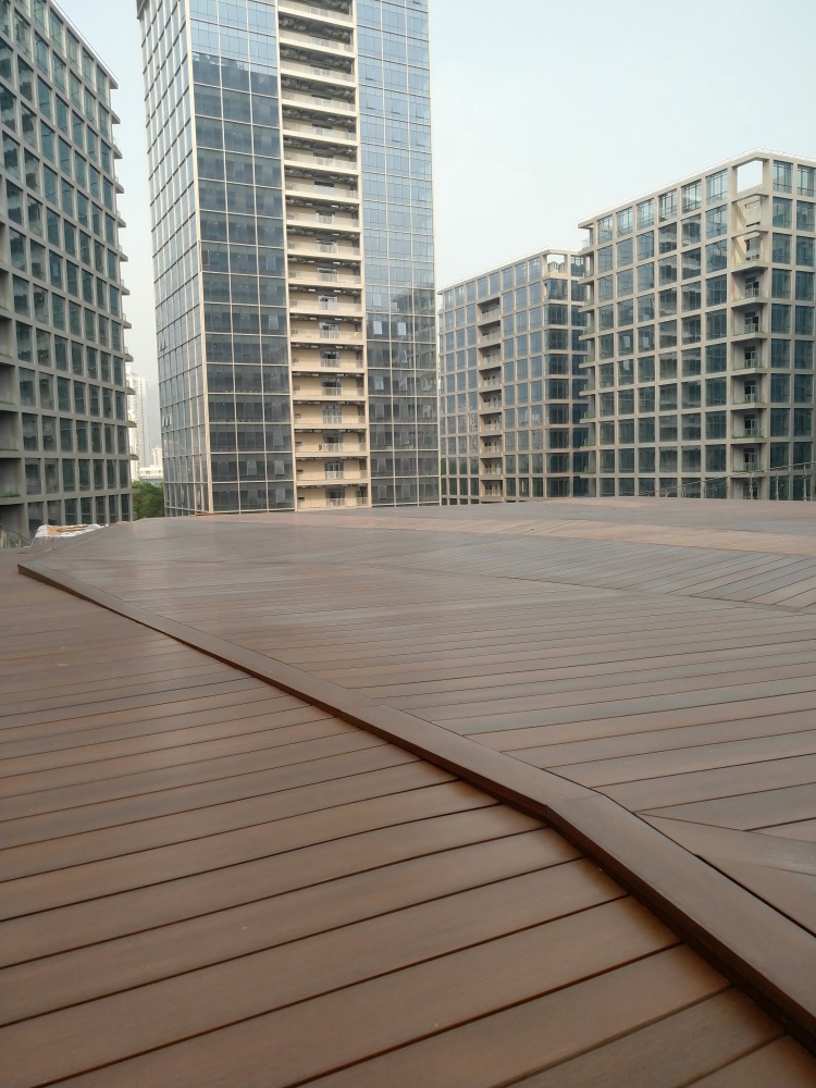 百妥木塑木地板露台安装，户外惬意好时光