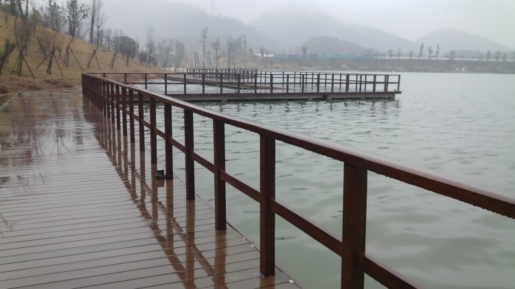 百妥木塑木地板：防水防滑，亲水平台的理想选择