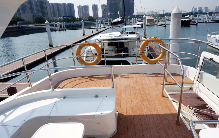 海边栈道新标杆：百妥木护栏，以硬核耐候守护蔚蓝海岸线