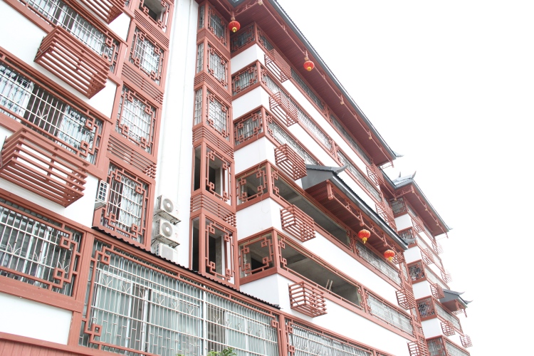 百妥木塑木：自然木纹，环保内在